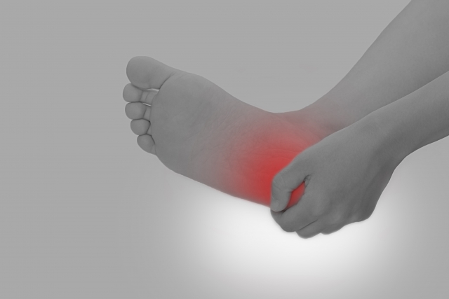 足底腱膜炎(足底筋膜炎) 足の裏・かかとの痛みの原因 【医師監修】 体外衝撃波治療とは